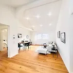 Modernes Wohnerlebnis In Kernsanierte 3-zimmer-wohnung Apartmán