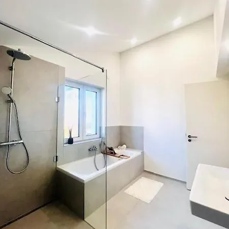 Modernes Wohnerlebnis In Kernsanierte 3-zimmer-wohnung Apartamento *